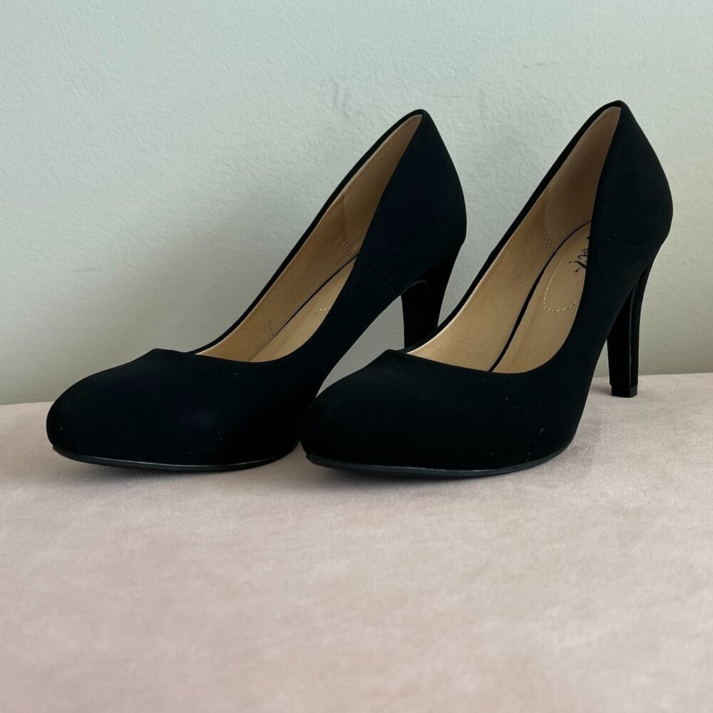 NIB Y-Not Black Faux Suede Pumps Heels Size 9M Classic Dress Shoes